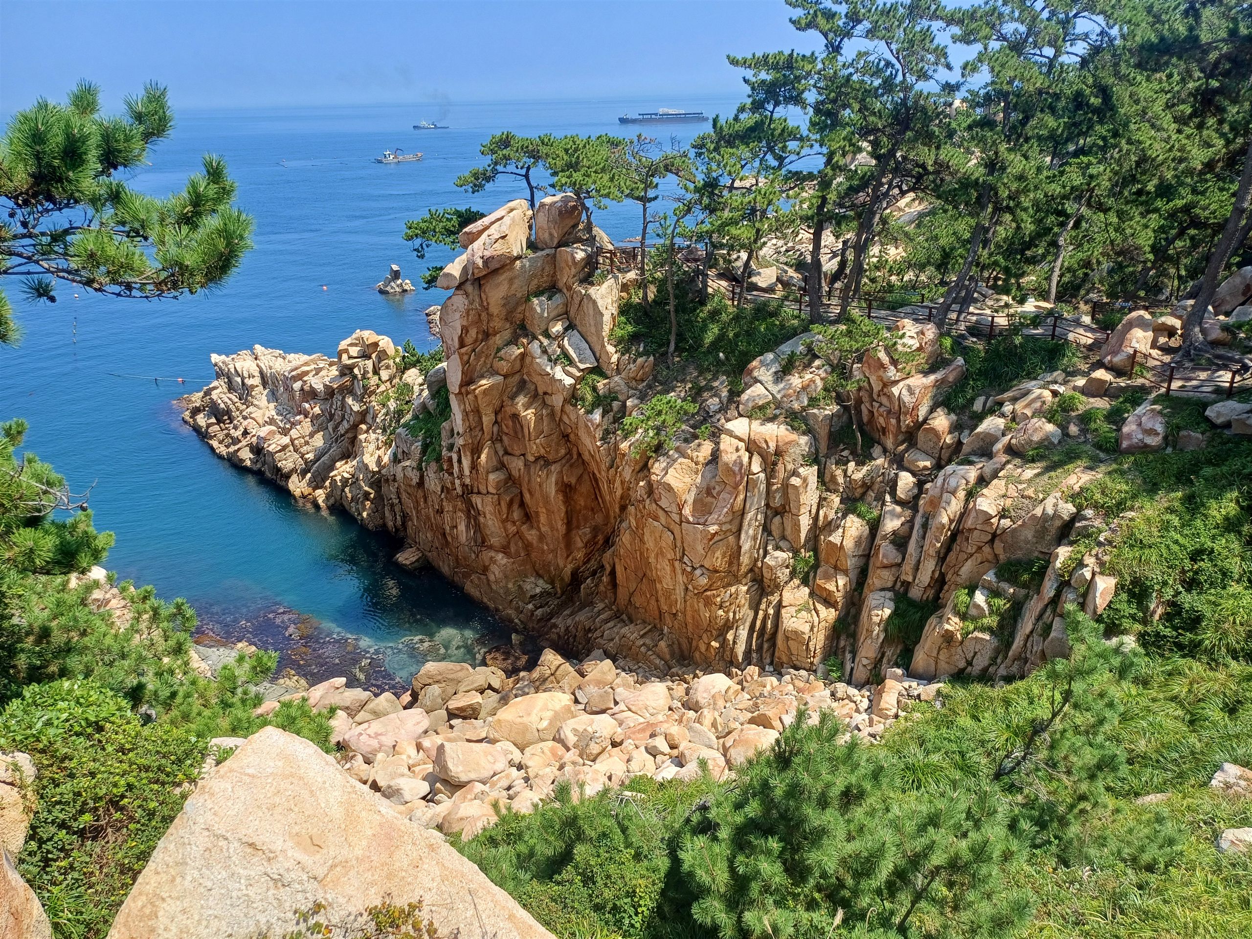 以蔚岐灯塔为题材的街景，呼应海防烟火。